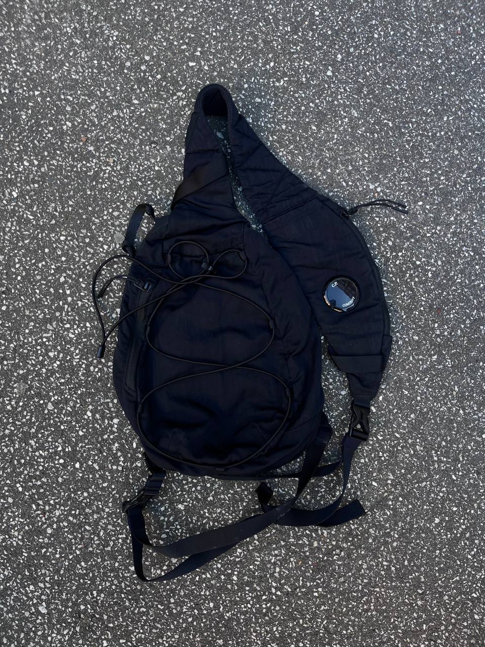 Skuldertaske sling bag fra C.P.Company i sort med linse