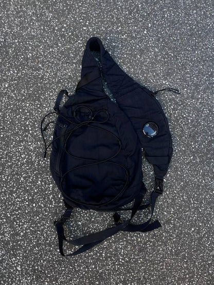 Skuldertaske sling bag fra C.P.Company i sort med linse