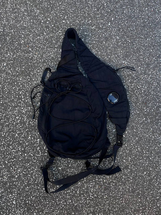 Skuldertaske sling bag fra C.P.Company i sort med linse