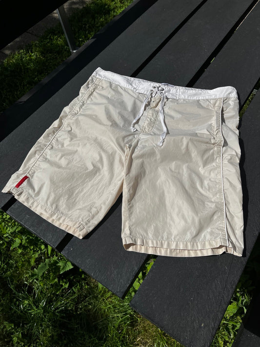Brugte Used Vintage shorts fra Prada i beige size 48 (S)