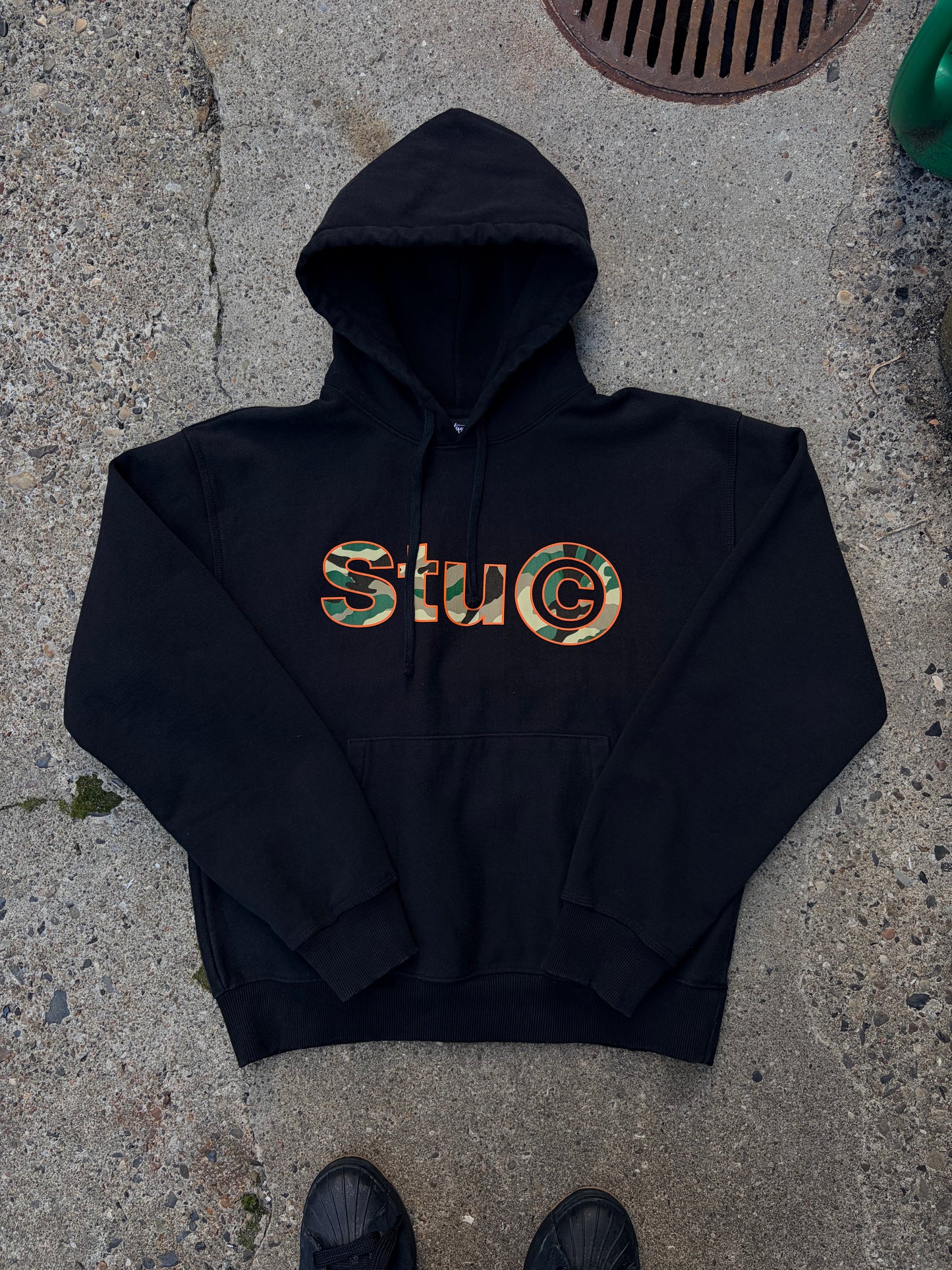 Stüssy Camo Logo Hoodie – Sort – Str. Large