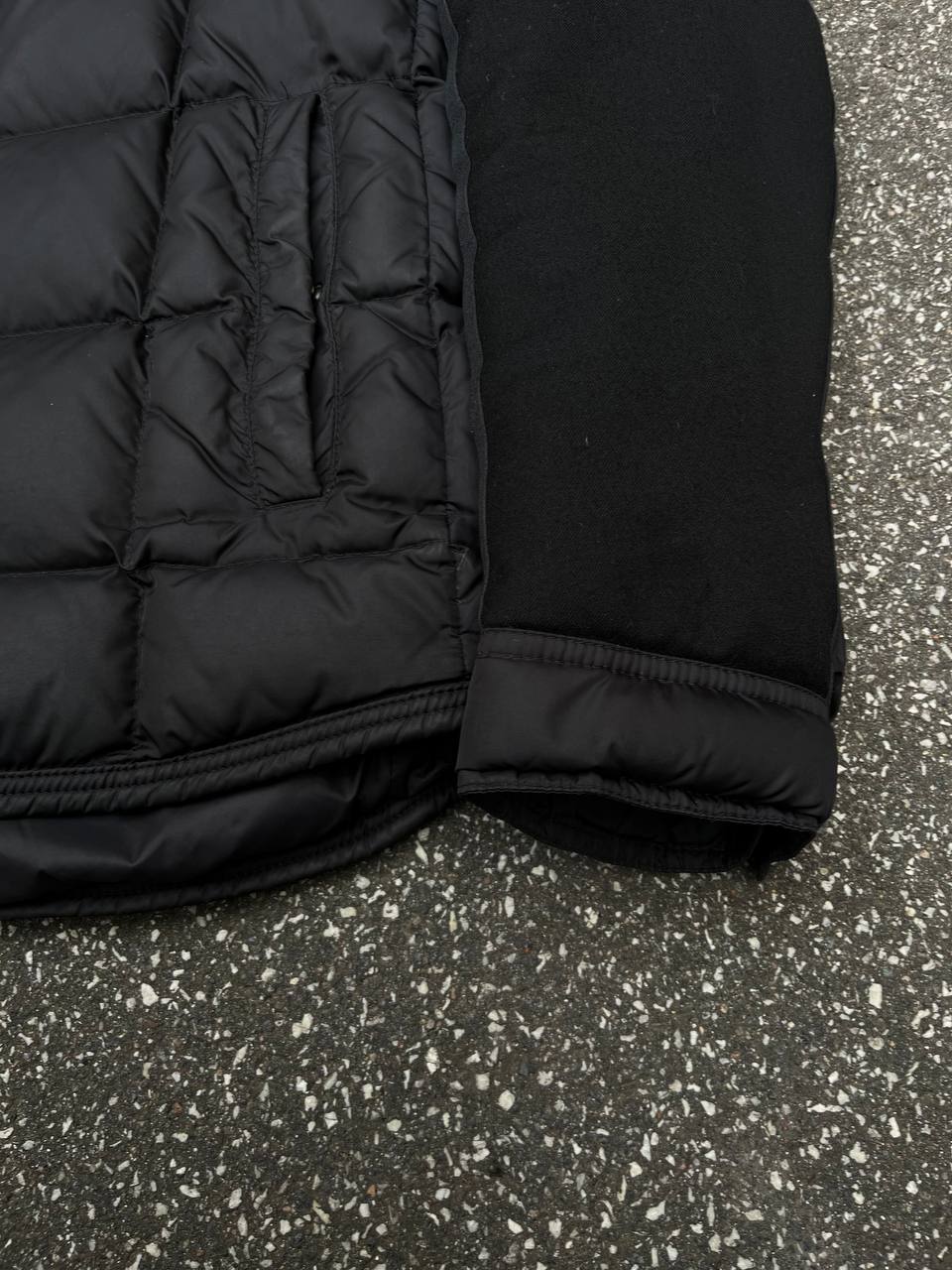 Brugt Moncler vinterjakke i sort med sort logo i størrelse L large (4) sidder godt på M medium