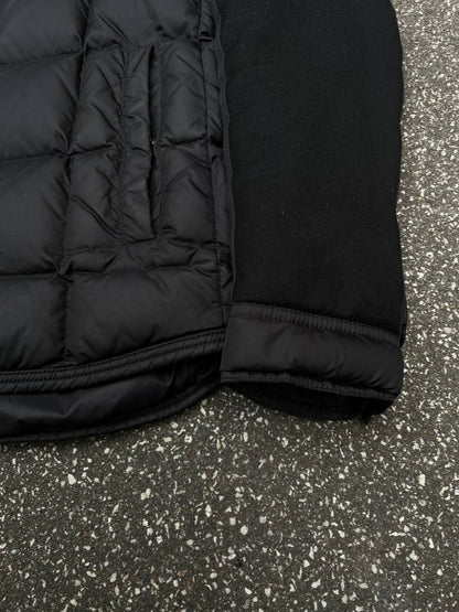 Brugt Moncler vinterjakke i sort med sort logo i størrelse L large (4) sidder godt på M medium