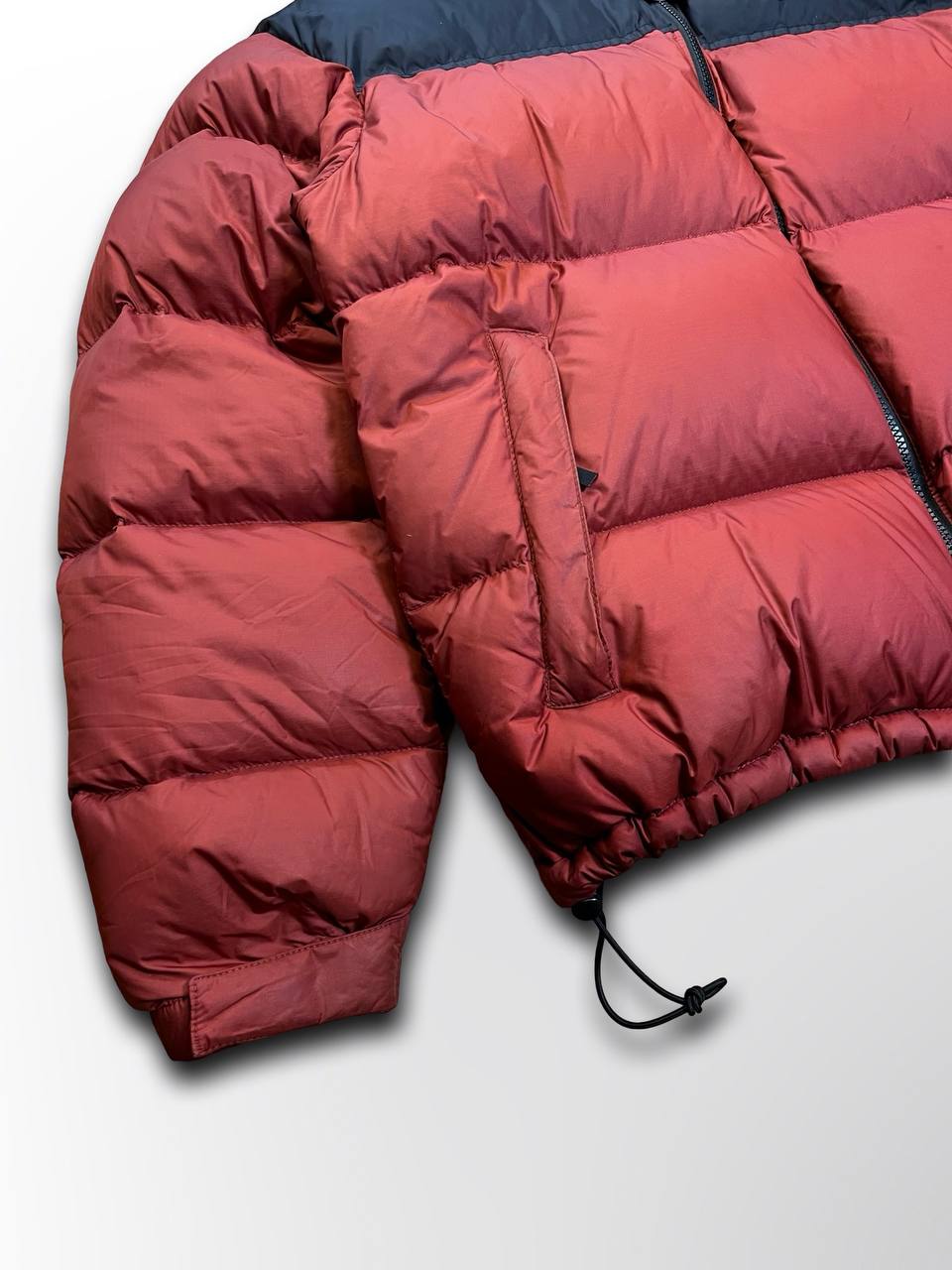 “Brugt Varm Dunjakke The North Face Nuptse 700 med Hætte Vinterjakke i L Large mænd i sort og bordeaux”