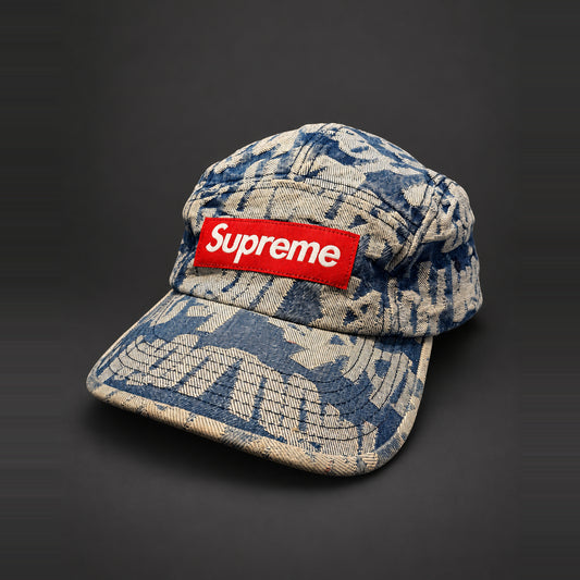 Supreme cap med blåt og beige mønster og rødt Box Logo – AI-redigeret baggrund