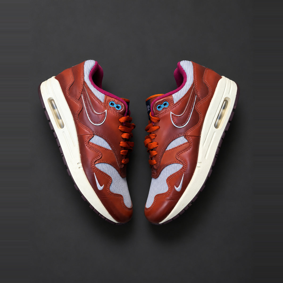 Nike x Patta Air Max 1 i rustbrun og grå, EU 41 – AI-redigeret baggrund