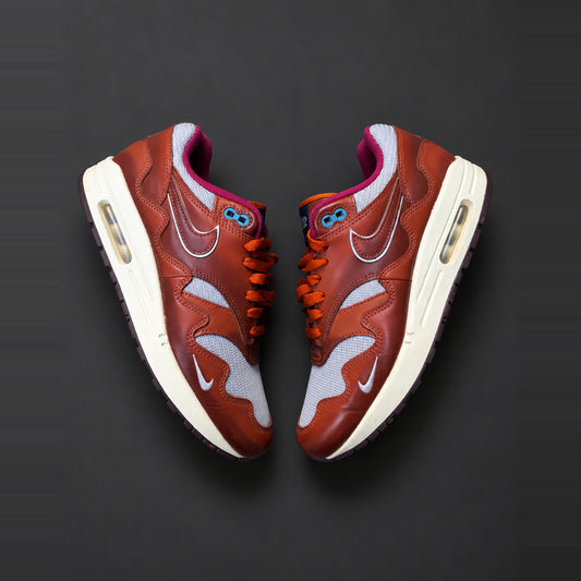 Nike x Patta Air Max 1 i rustbrun og grå, EU 41 – AI-redigeret baggrund