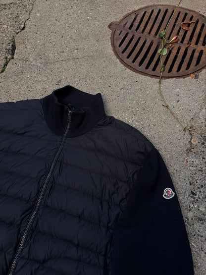 Detalje af Moncler-logo på ærmet, høj strikkrave og quiltet front