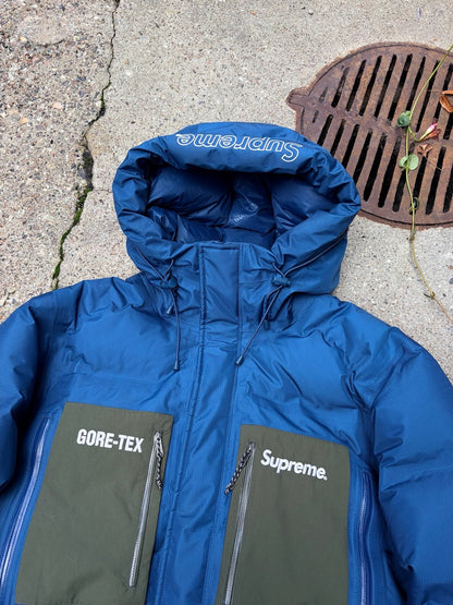 Supreme GORE-TEX-dunjakke – kontrastfarvede brystlommer og logo på hætten