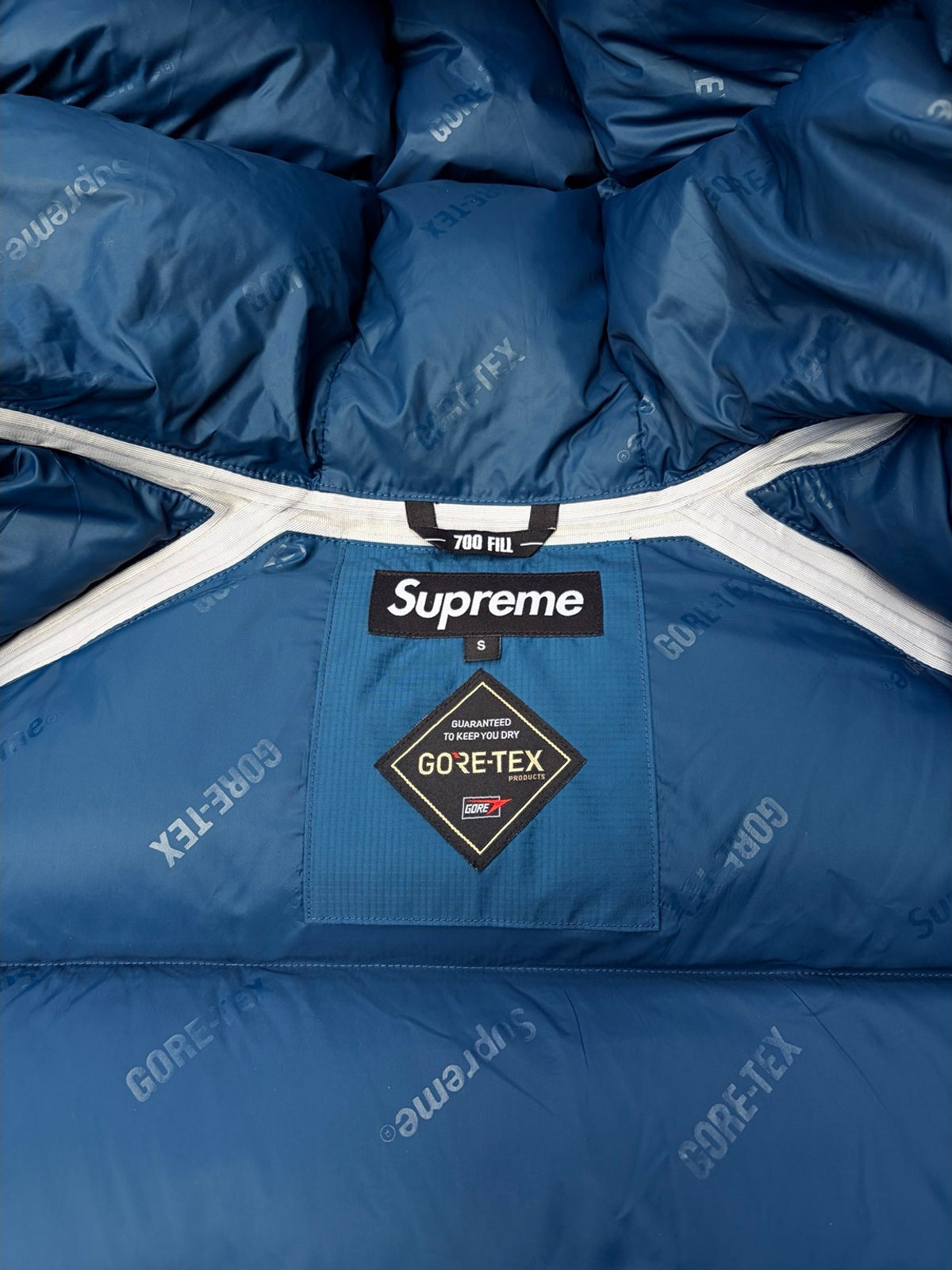 Supreme Small-label, 700-Fill-mærke og GORE-TEX-label