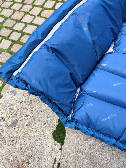 Detalje af justerbar snøre i bunden på Supreme GORE-TEX-jakken