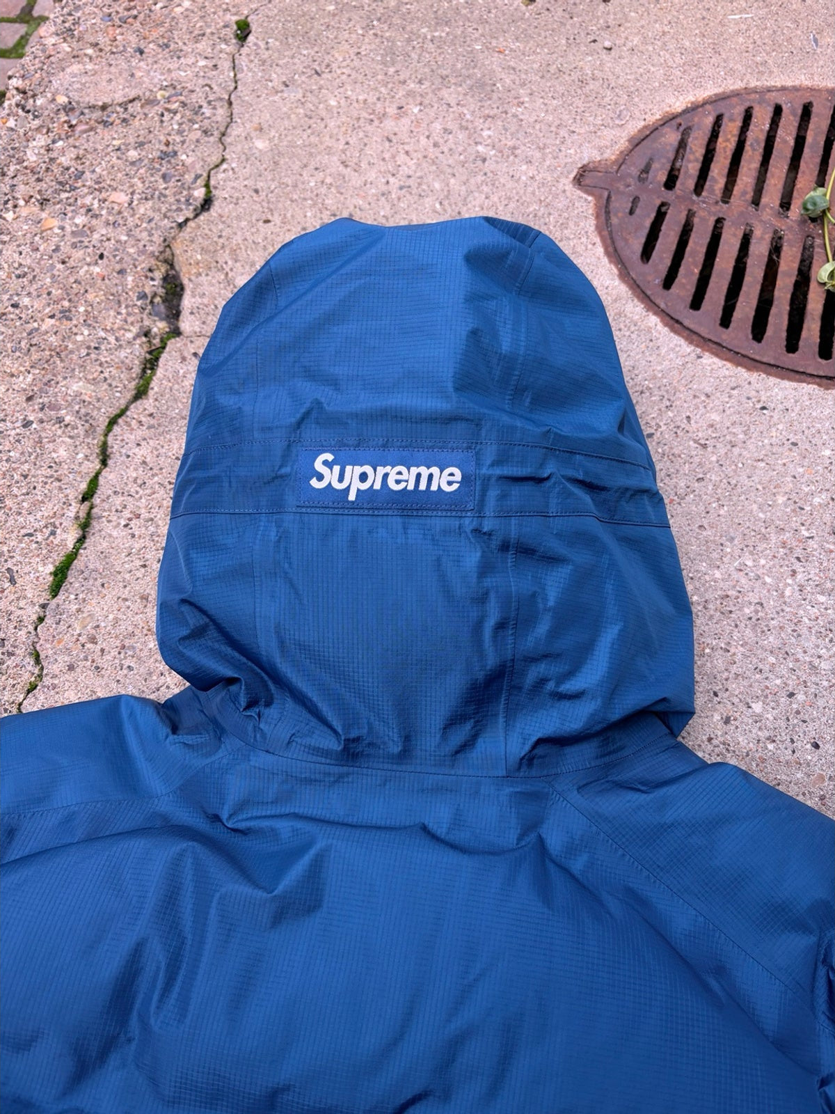 Supreme-logo på bagsiden af den blå hætte
