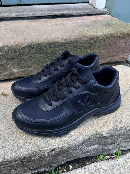 Chanel-sneakers set skråt forfra – snørebånd, paneler og CC-logo