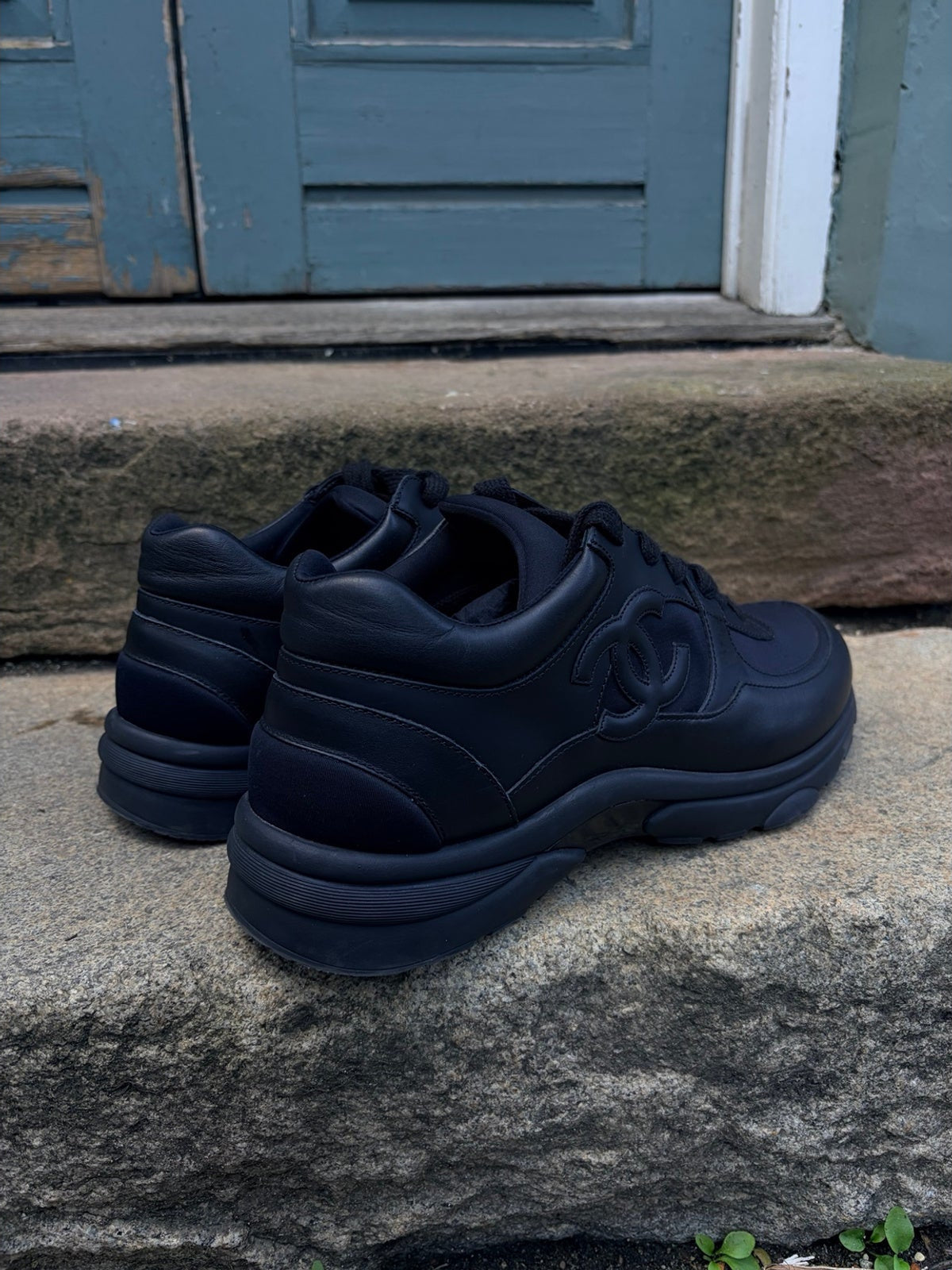 Chanel Uniform-sneakers set bagfra – hælpaneler og polstrede kraver
