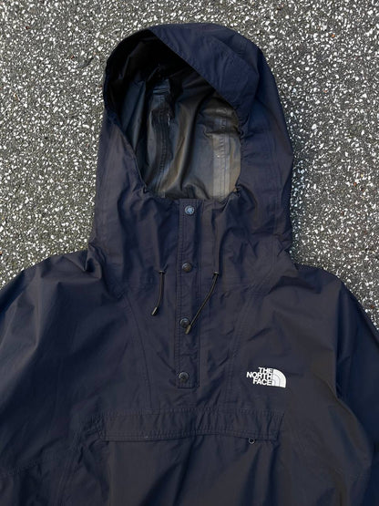 Brugt used Regnjakke / Anorak fra The North Face i navy/ mørkeblå med Gore-tex / Goretex membran i S Small