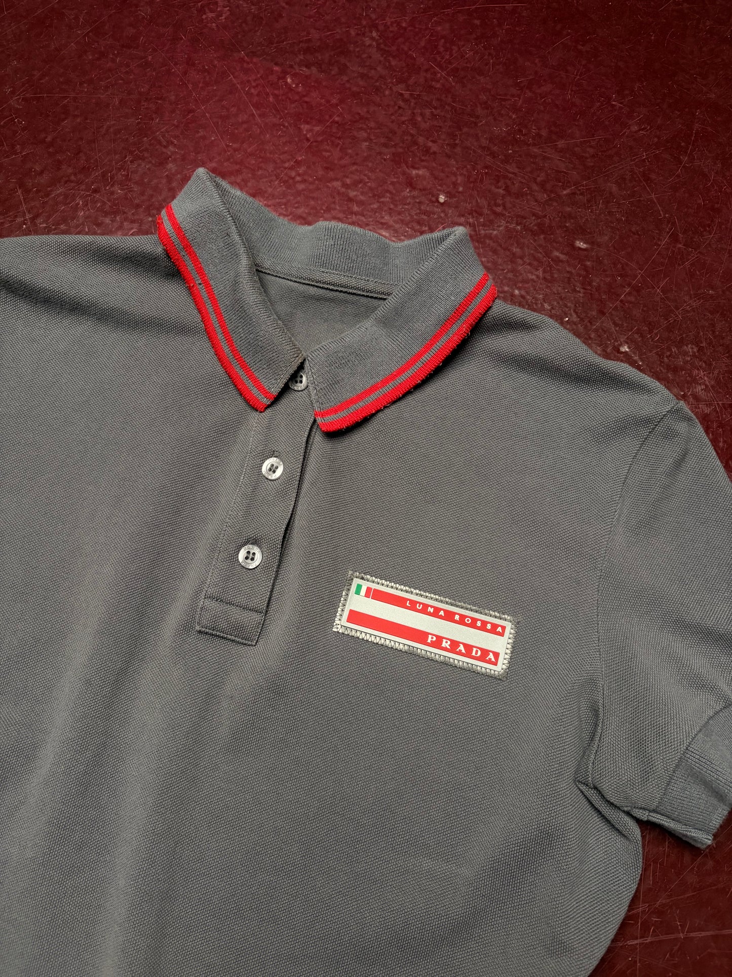 Prada Luna Rossa Polo i grå – dame str. M