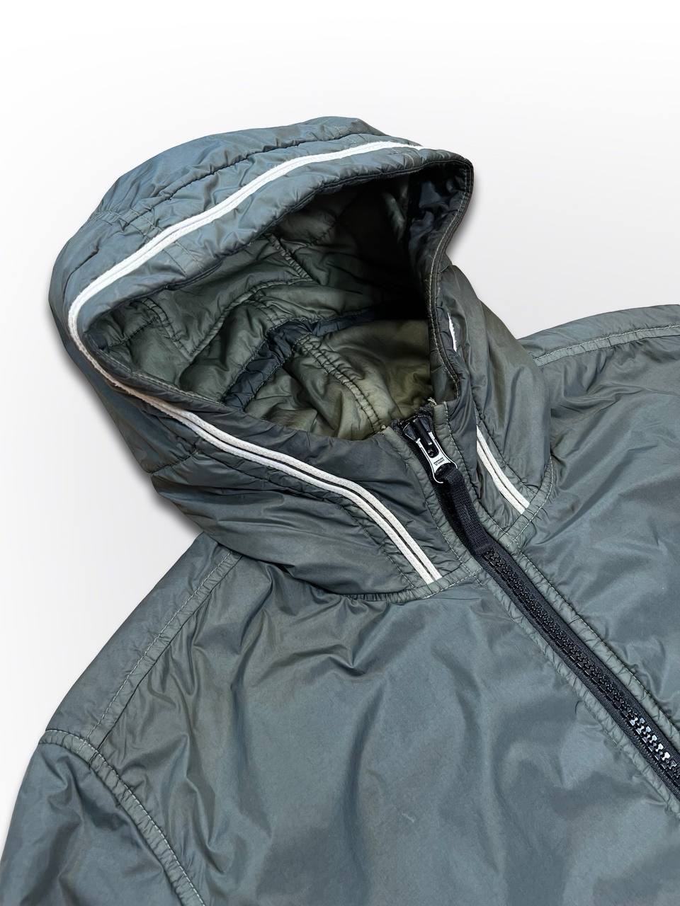 Brugt Used Stone Island Jakke Garment Dyed Crinkle Reps Ny With Primaloft®-Tc i Grøn Khaki farve L Large herre