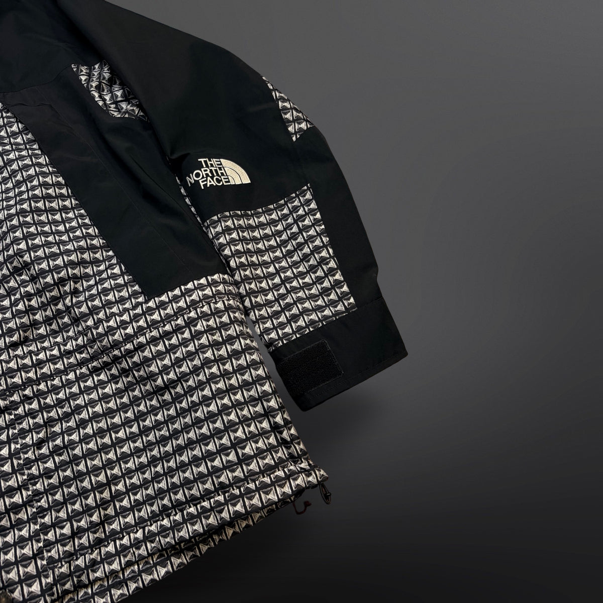 Supreme x The North Face Studded Mountain Light Jacket – Black – Medium