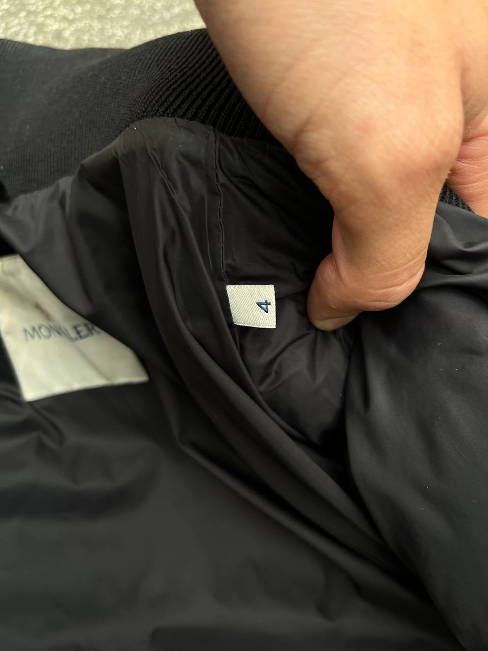 Brugt Moncler vinterjakke i sort med sort logo i størrelse L large (4) sidder godt på M medium