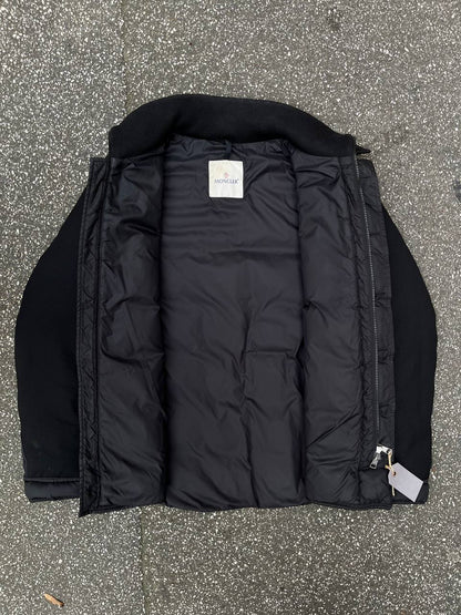 Brugt Moncler vinterjakke i sort med sort logo i størrelse L large (4) sidder godt på M medium