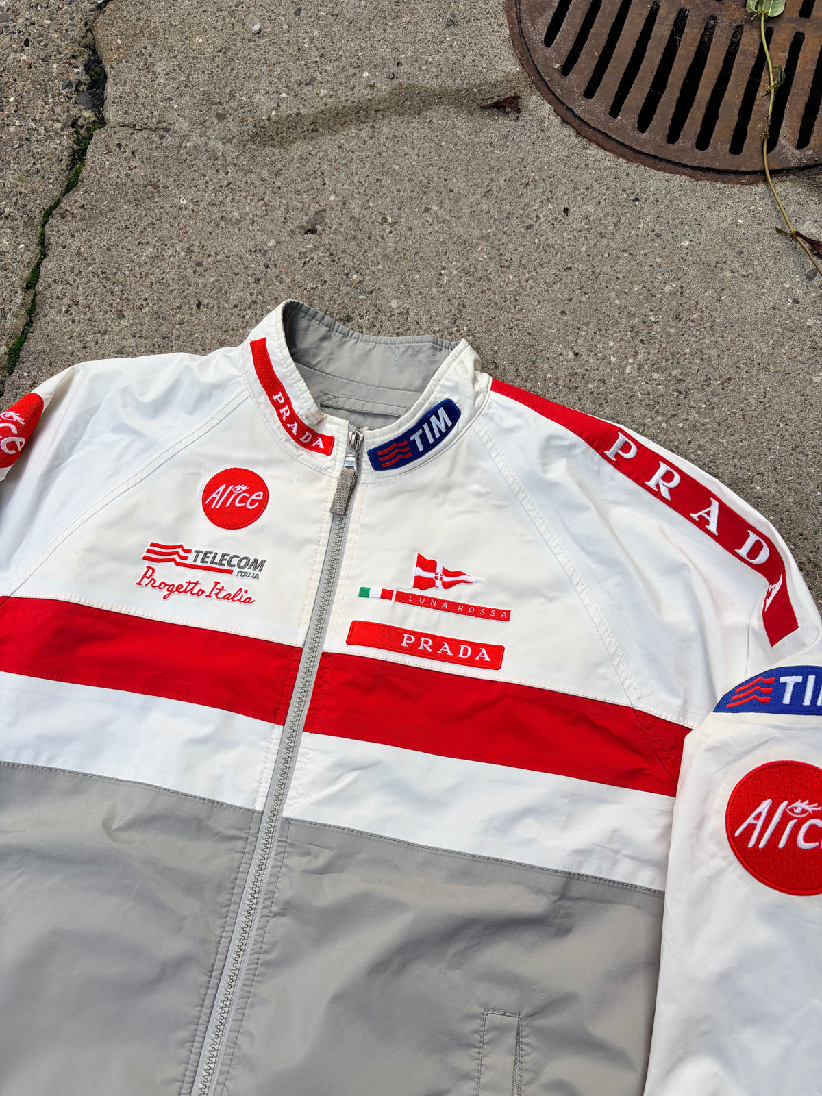 Prada Luna Rossa Racing Jacket – Archive – Hvid/Rød/Grå – XL, fitter L