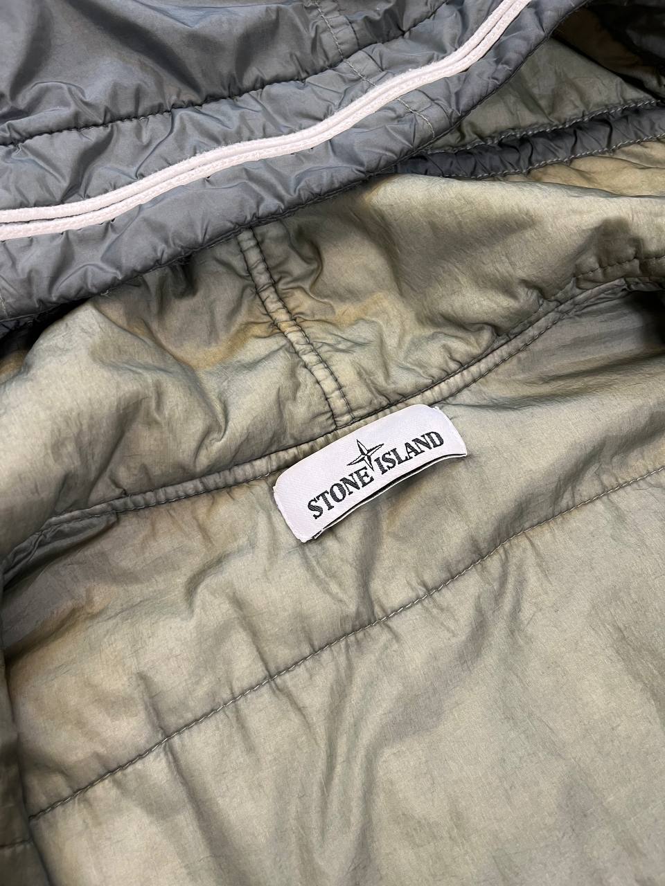 Brugt Used Stone Island Jakke Garment Dyed Crinkle Reps Ny With Primaloft®-Tc i Grøn Khaki farve L Large herre
