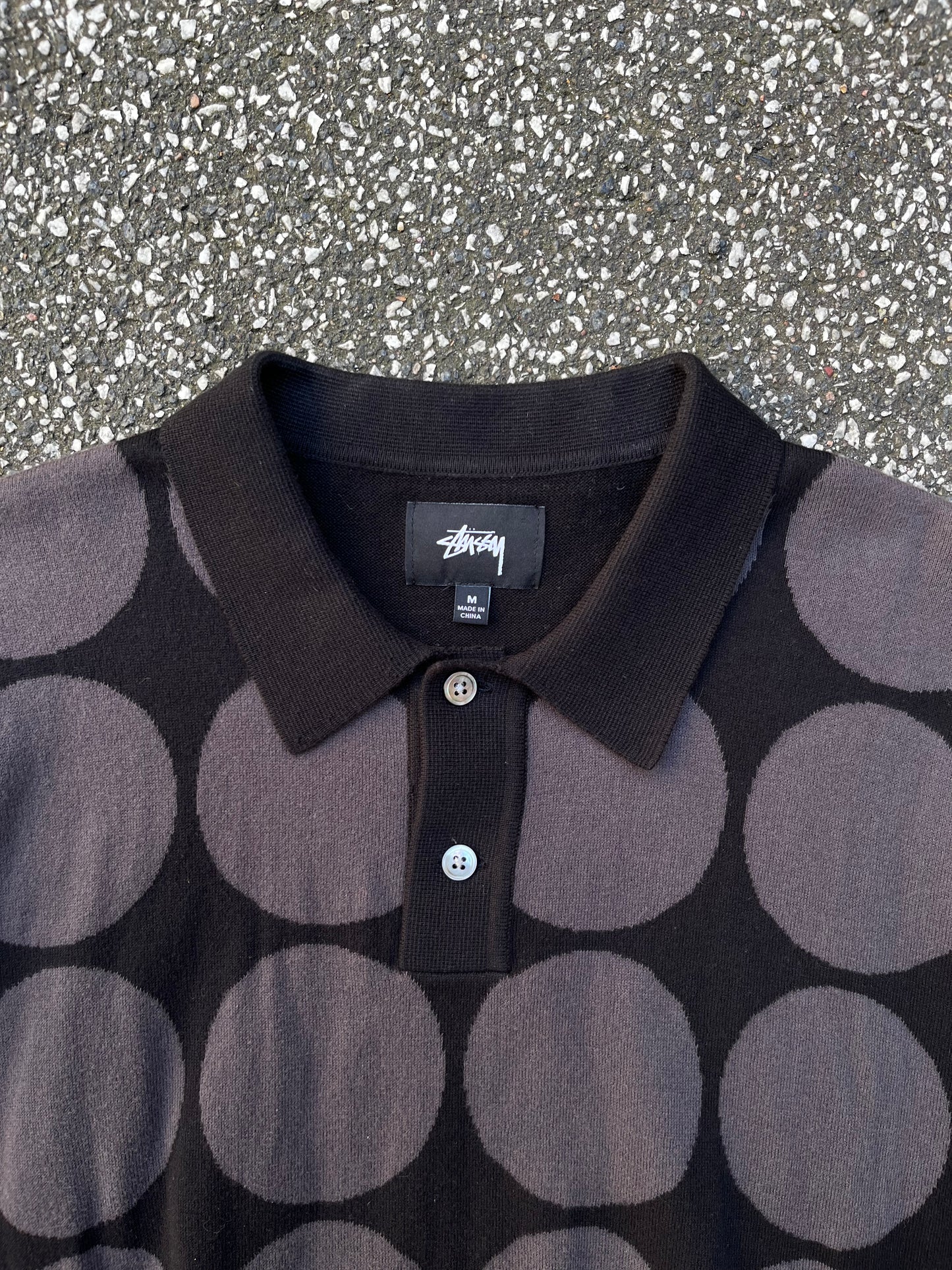 Brugt used Polo t-shirt fra Stussy i sort med grå kugler 
Størrelse M medium