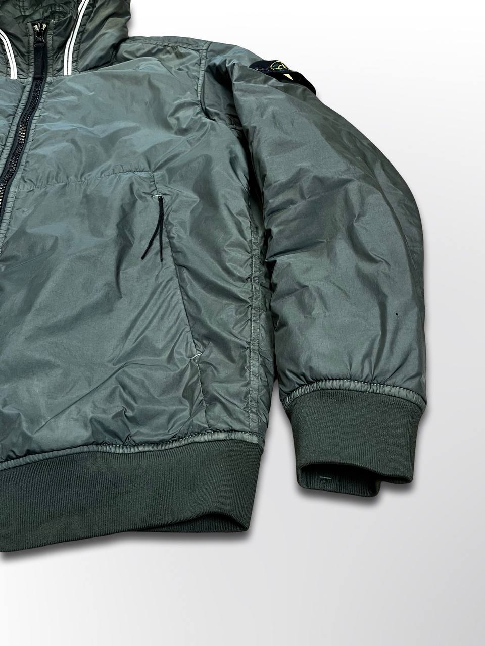 Brugt Used Stone Island Jakke Garment Dyed Crinkle Reps Ny With Primaloft®-Tc i Grøn Khaki farve L Large herre