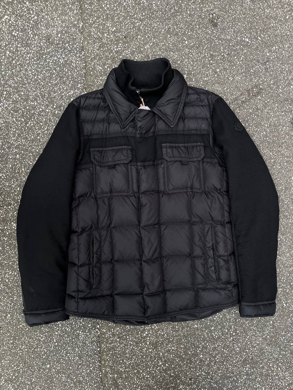 Brugt Moncler vinterjakke i sort med sort logo i størrelse L large (4) sidder godt på M medium