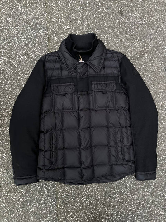 Brugt Moncler vinterjakke i sort med sort logo i størrelse L large (4) sidder godt på M medium