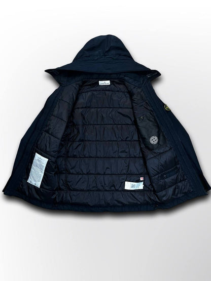 Brugt Vinterjakke Vinterfrakke Stone Island Micro Reps
With Primaloft®
Insulation Technology i mørkeblå M medium mænd.