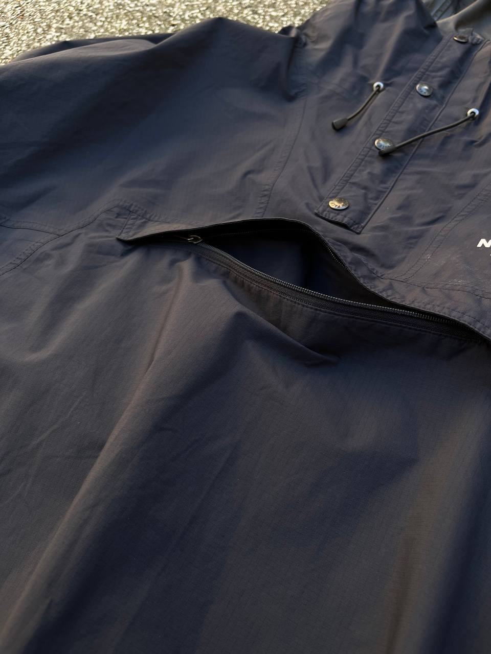 Brugt used Regnjakke / Anorak fra The North Face i navy/ mørkeblå med Gore-tex / Goretex membran i S Small