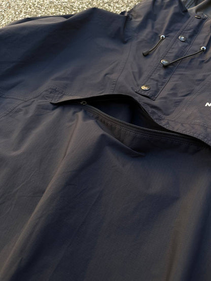 Brugt used Regnjakke / Anorak fra The North Face i navy/ mørkeblå med Gore-tex / Goretex membran i S Small