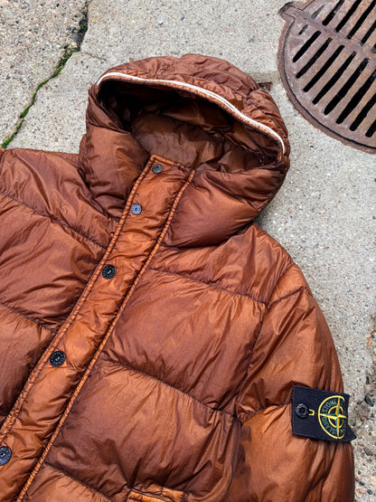 Stone Island Garment Dyed Down 26 GR x SQM-N – Kobberbrun dunjakke – Large