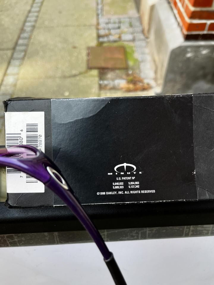 Brugte Oakley Minute 1.0 Violet
W/Black & Violet Iridium Lenses
Vintage Rare!