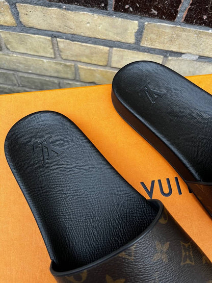 Louis Vuitton Slides Monogram Str. 43 / 9½