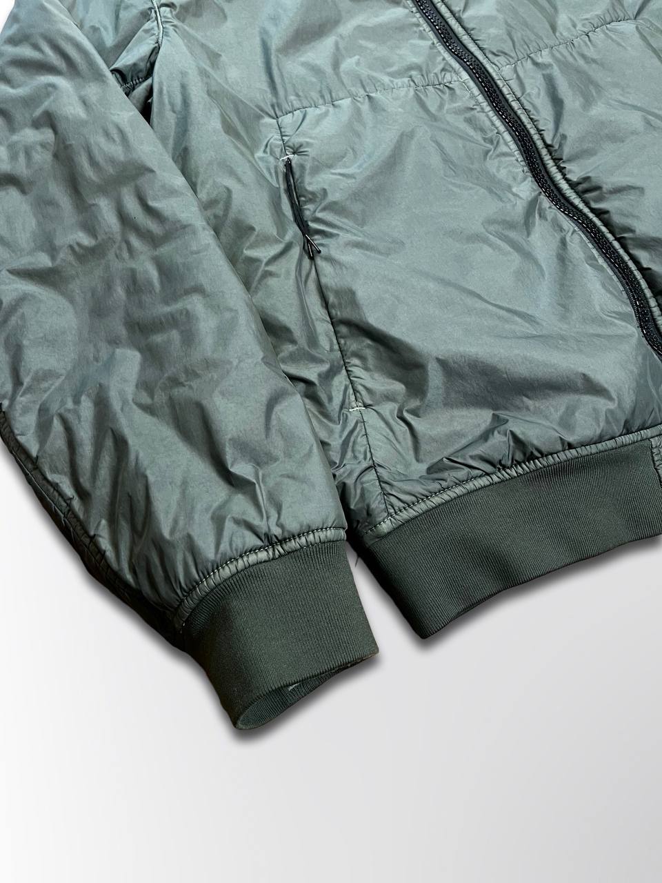 Brugt Used Stone Island Jakke Garment Dyed Crinkle Reps Ny With Primaloft®-Tc i Grøn Khaki farve L Large herre
