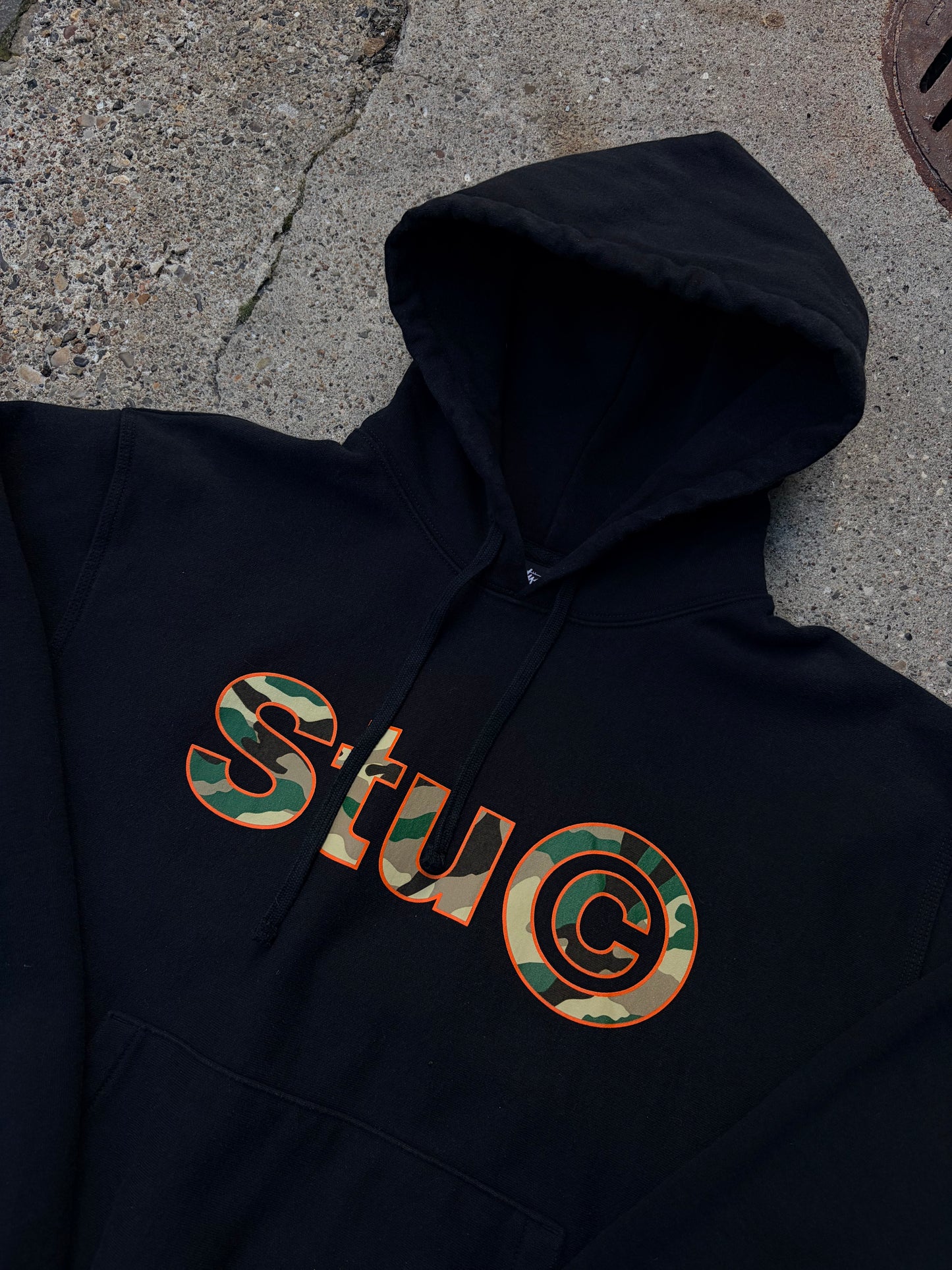 Stüssy Camo Logo Hoodie – Sort – Str. Large