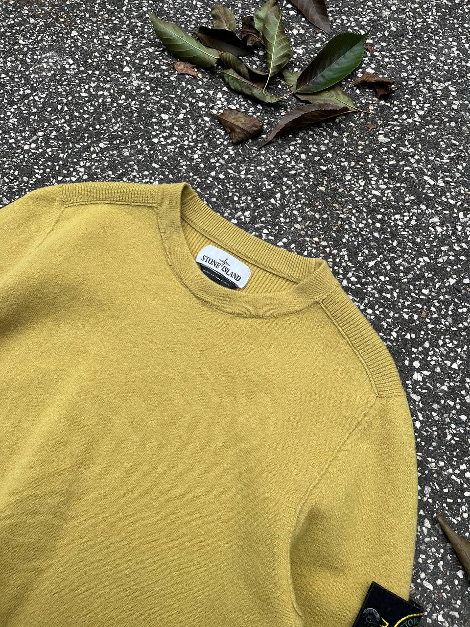 “Brugt Strik trøje fra Stone Island Sweater i uld S small i gul 7115591A1”