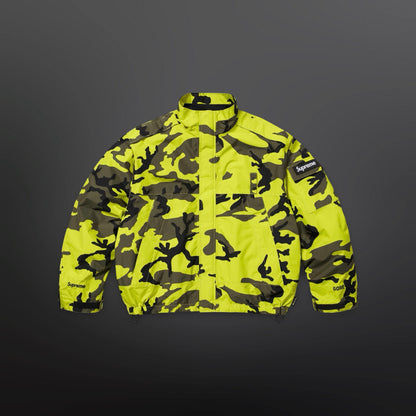 Supreme 2-in-1 GORE-TEX Shell + Quilted Liner Vest i den sygeste neon camo colorway fra SS25. Large
