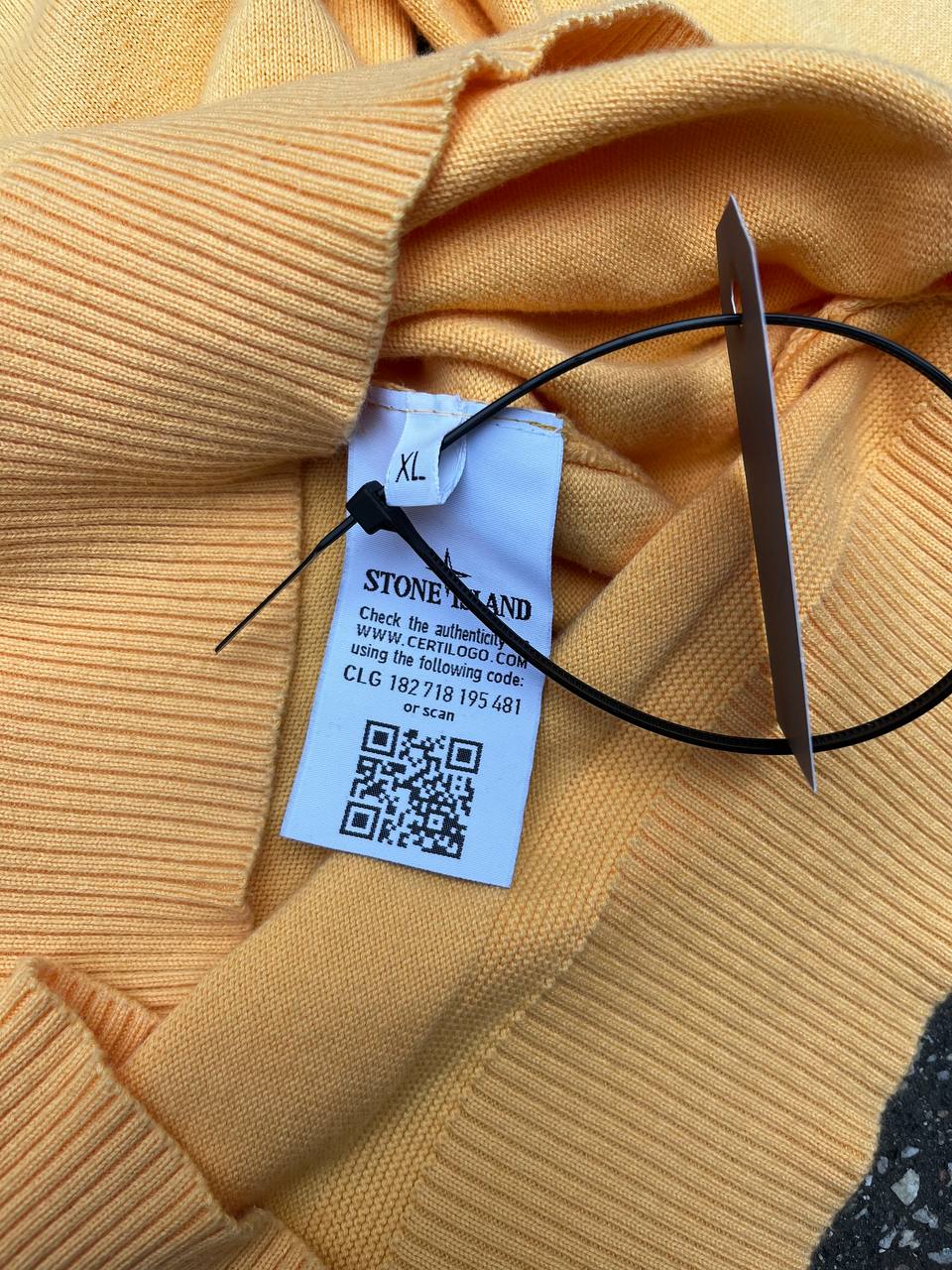 “Brugt uld Sweater fra Stone Island i gul farve XL Herre Mænd”