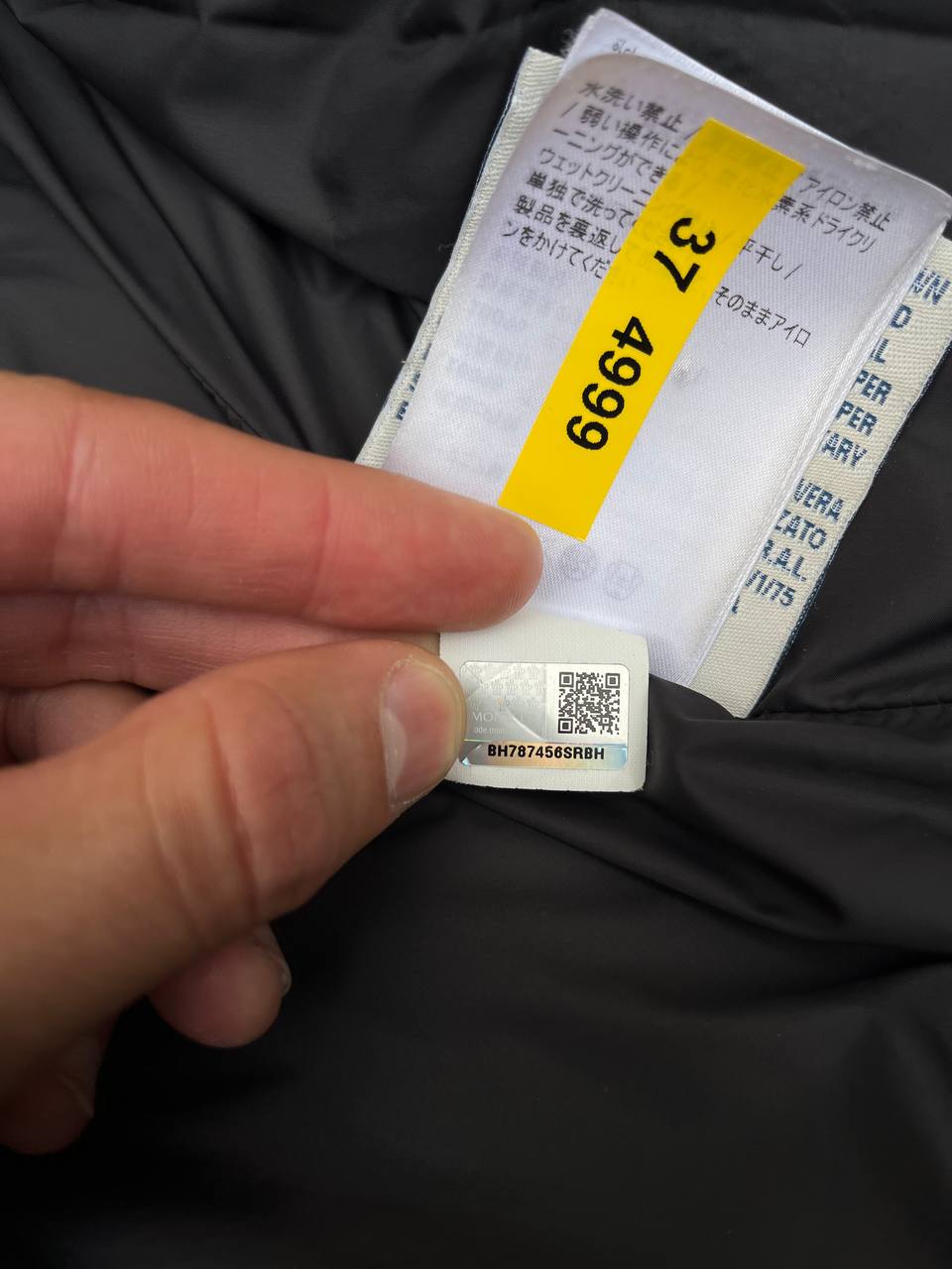 Brugt Moncler vinterjakke i sort med sort logo i størrelse L large (4) sidder godt på M medium