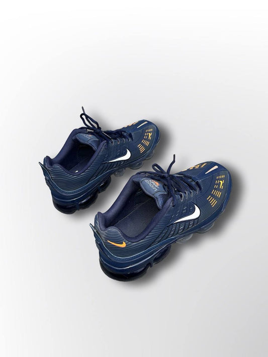 Som nye Nike Vapor Max i 44,5 i mørkeblå med selvlysende logo og detaljer