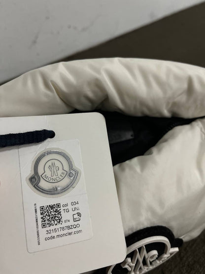 Moncler Down Belt Bag i Hvid Brugt som ny