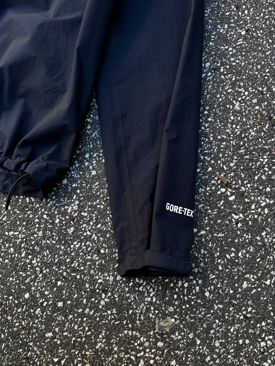 Brugt used Regnjakke / Anorak fra The North Face i navy/ mørkeblå med Gore-tex / Goretex membran i S Small