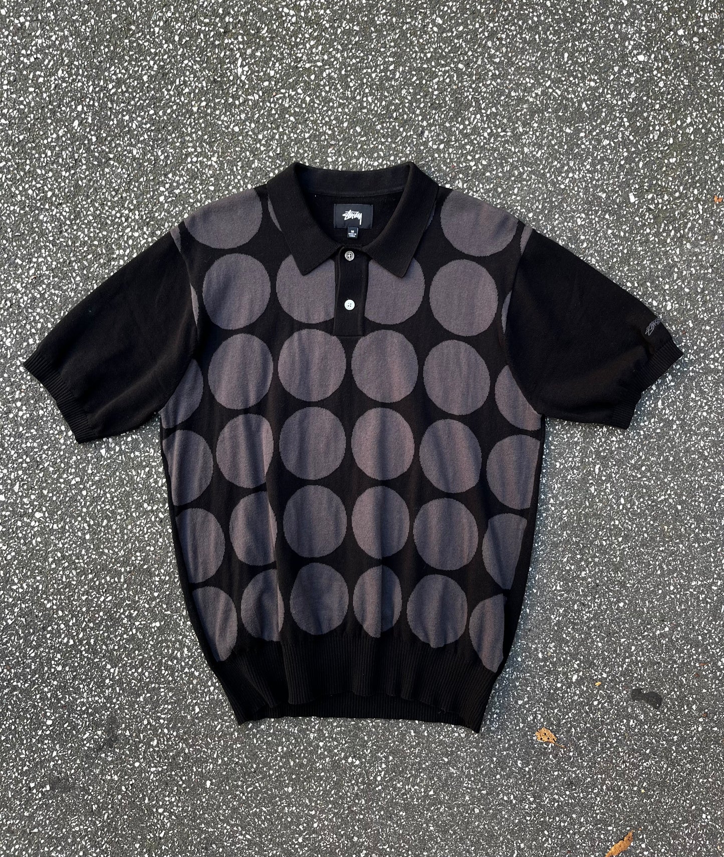 Brugt used Polo t-shirt fra Stussy i sort med grå kugler 
Størrelse M medium