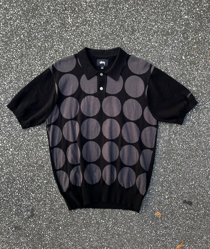 Brugt used Polo t-shirt fra Stussy i sort med grå kugler 
Størrelse M medium
