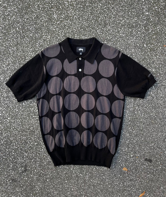 Brugt used Polo t-shirt fra Stussy i sort med grå kugler 
Størrelse M medium