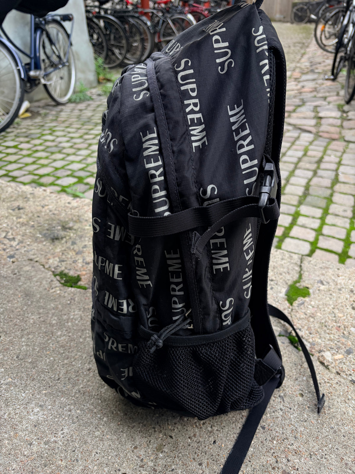 Supreme rygsæk – Sort med all-over logo og rødt Box Logo