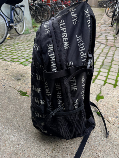 Supreme rygsæk – Sort med all-over logo og rødt Box Logo